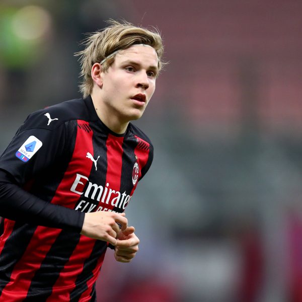  Das erste Angebot der Eintracht für Hauge soll der AC Mailand abgelehnt haben. (Bild: IMAGO / sportphoto24)
