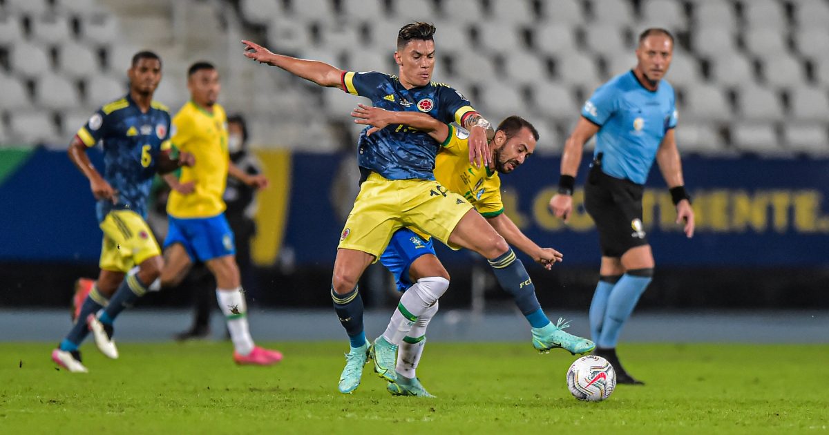  Frankfurts neuer Stürmer mit der Nummer 19, Rafael Santos Borré, zeigte sich auf seiner Antritts-PK hochmotiviert. Nur zwei Wochen nach der Copa América trar er seinen Dienst bei der Eintracht an (Bild: IMAGO / NurPhoto)