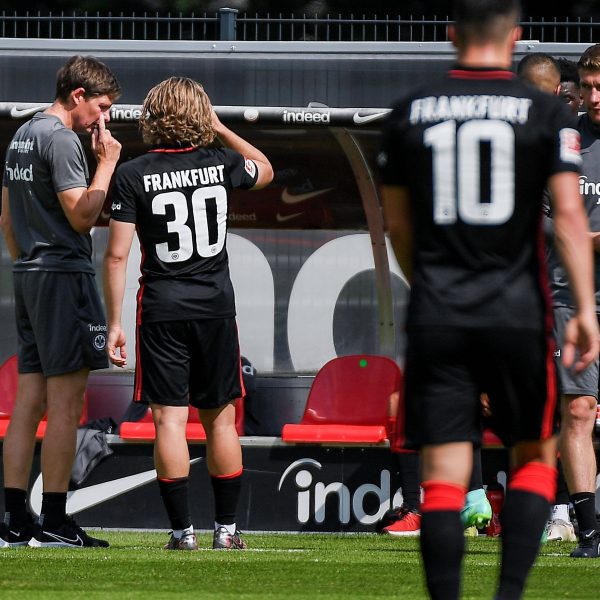 Oliver Glasner im Gespräch mit dem auffälligsten Akteur der 1. Hälfte: Ali Akman (Quelle: imago images/Jan Huebner)