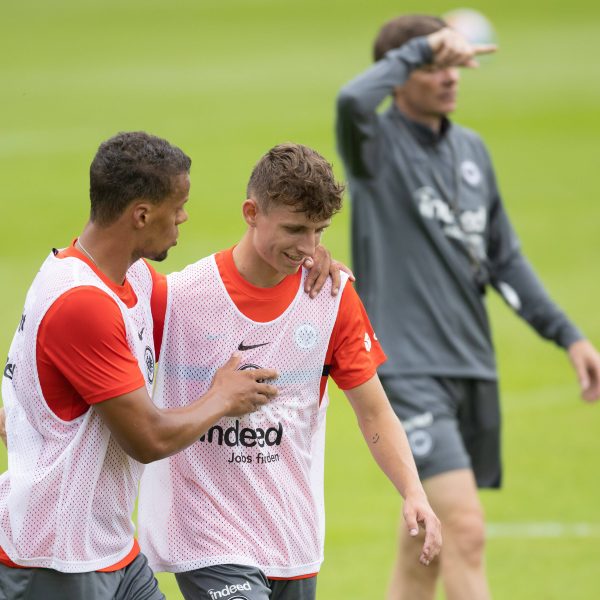  Freute sich darüber, von den Teamkollegen gut aufgenommen geworden zu sein: Neuzugang Jesper Lindstrøm (rechts). (Bild: IMAGO / Kessler-Sportfotografie)