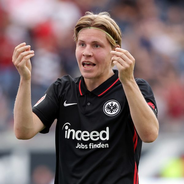  Hauge bisher mit der einzigen guten Chance für die SGE