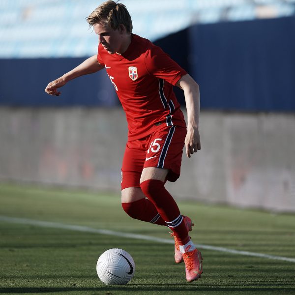  Glaubt man di Marzios Bericht, so ist Hauge wohl ab Anfang nächster Woche ein Adlerträger. (Foto: IMAGO / NurPhoto)