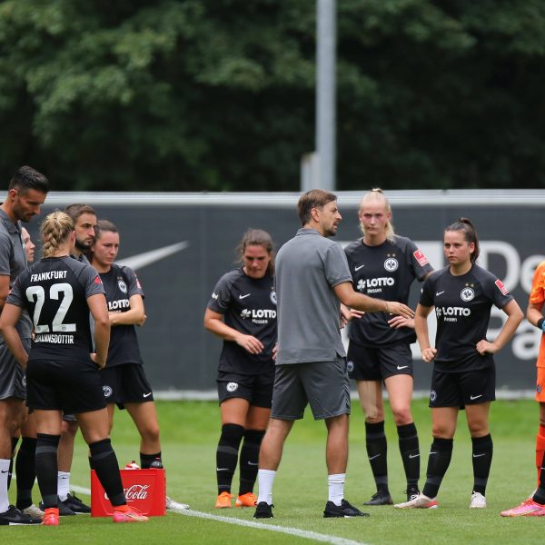  Niko Arnautis bereitet sich mit seinem Team und den SGE-Frauen auf die nächste Saison vor. (Bild: IMAGO / Hartenfelser)