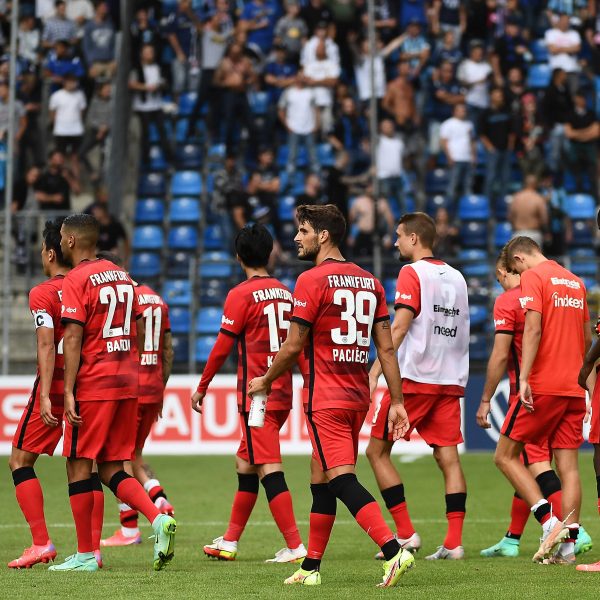  Große Enttäuschung nach der verdienten Niederlage in Mannheim. Die Eintracht scheidet damit bereits in der ersten Pokalrunde aus dem DFB-Pokal aus. (Bild: imago images / Jan Huebner)