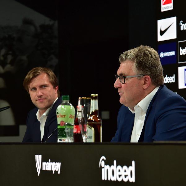  Markus Krösche und Axel Hellmann vor dem Saisonstart, (Foto: IMAGO / Jan Huebner)