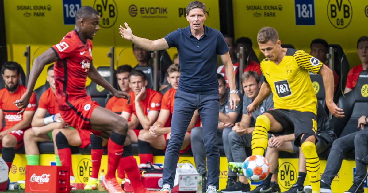Eintracht-Trainer Oliver Glasner (Mitte) war bei der Niederlage gegen Dortmund nicht mit der Defensivarbeit seiner Elf zufrieden. (Bild: IMAGO / Kirchner-Media)