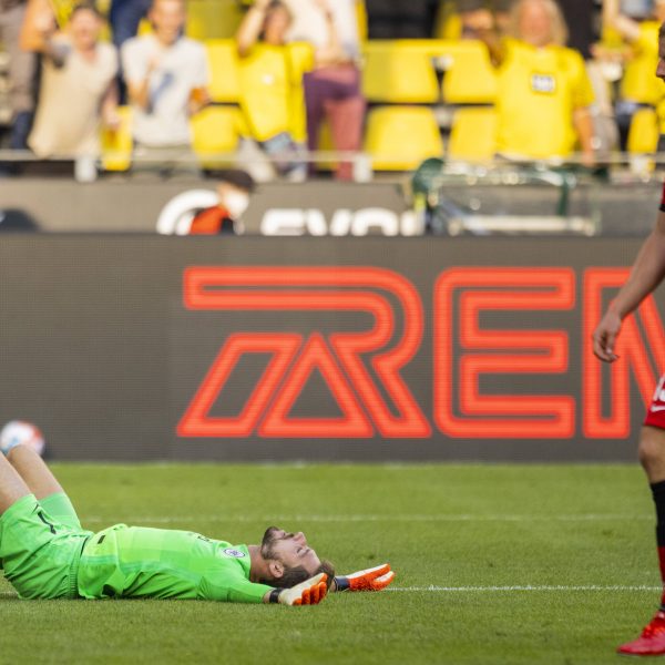  Ratlosigkeit bei Verteidiger Martin Hinteregger und Torwart Kevin Trapp. Die Eintracht hat sich in Dortmund defensiv erneut desolat präsentiert. (Bild: imago images / Moritz Müller)