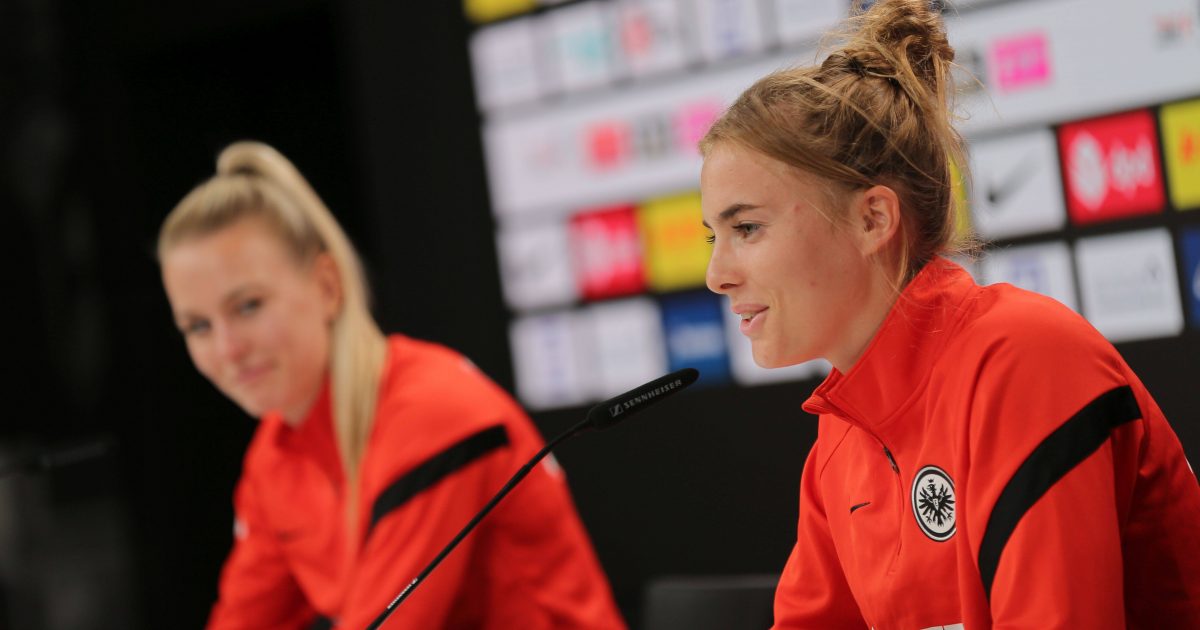  Laura Freigang (rechts im Vordergrund) und Merle Frohms freuen sich auf die neue Saison. (Bild: IMAGO / Hartenfelser)