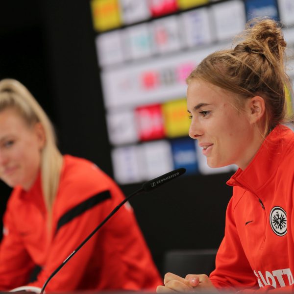  Laura Freigang (rechts im Vordergrund) und Merle Frohms freuen sich auf die neue Saison. (Bild: IMAGO / Hartenfelser)