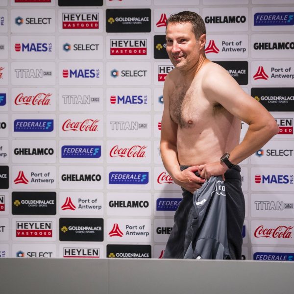  Nach einer verlorenen Wette zog Royal-Coach Brian Priske blank. (Foto: IMAGO / Panoramic International)