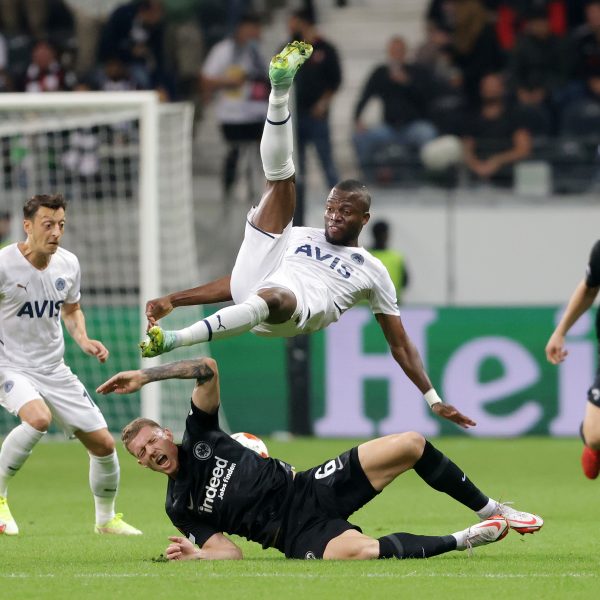  Kristijan Jakic im Zweikampf mit Enner Valencia. (Bild: Heiko Rhode)