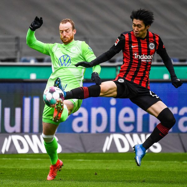  Zwei Mittelfeld-Regisseure unter sich. Daichi Kamada im Duell mit Maxi Arnold. (Quelle: IMAGO / Xinhua)