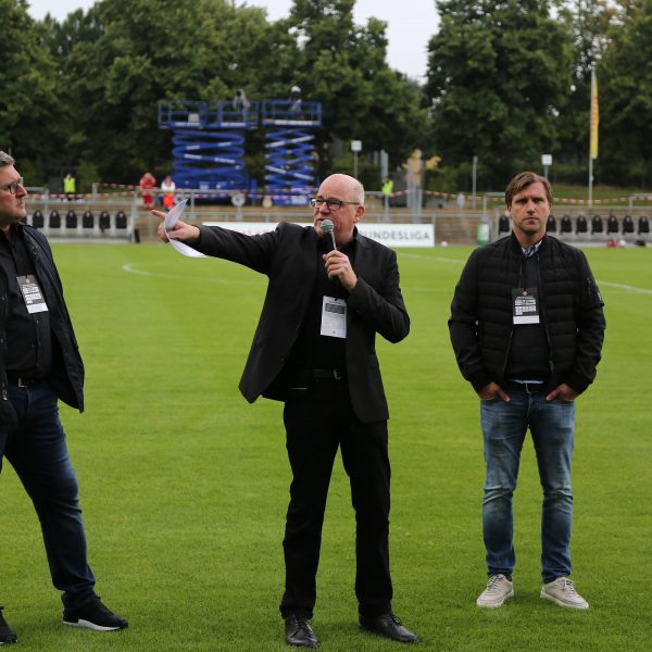  Axel Hellmann, Siegfried Dietrich und Markus Krösche (v. li.) beim Saisonauftakt gegen den SC Sand. (Bild: IMAGO / Hartenfelser)
