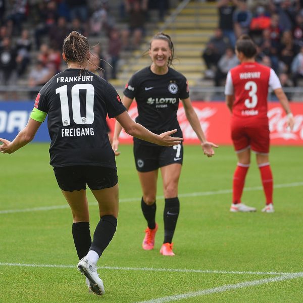  Laura Freigang (Nummer 10) und Lara Prasnikar bejubeln das 1:0 für die Eintracht. (Bild: IMAGO / Jan Huebner)