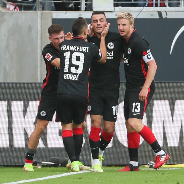  Eintracht-Flügelspieler Filip Kostic wurde nach seinem Führungstreffer im Spiel gegen Stuttgart von seinen Mannschaftskameraden liebevoll umarmt und getätschelt. (Bild: IMAGO / osnapix)