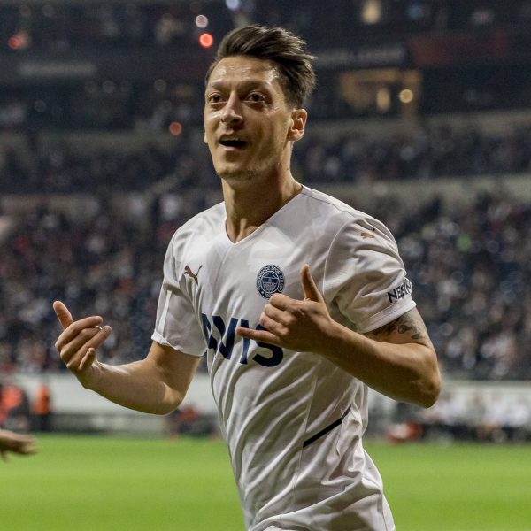  Mesut Özil brachte Fenerbahce Istanbul schon früh in der ersten Halbzeit in Führung. (Bild: IMAGO / Beautiful Sports)