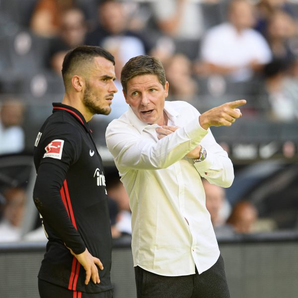  Trainer Oliver Glasner erklärt, wo es hingehen soll. (Quelle: IMAGO / Sven Simon)