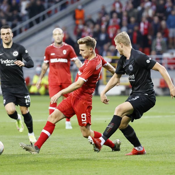  Die Eintracht hat mehr Spielanteile, konnte aber noch kein Tor erzielen.(IMAGO / HMB-Media)