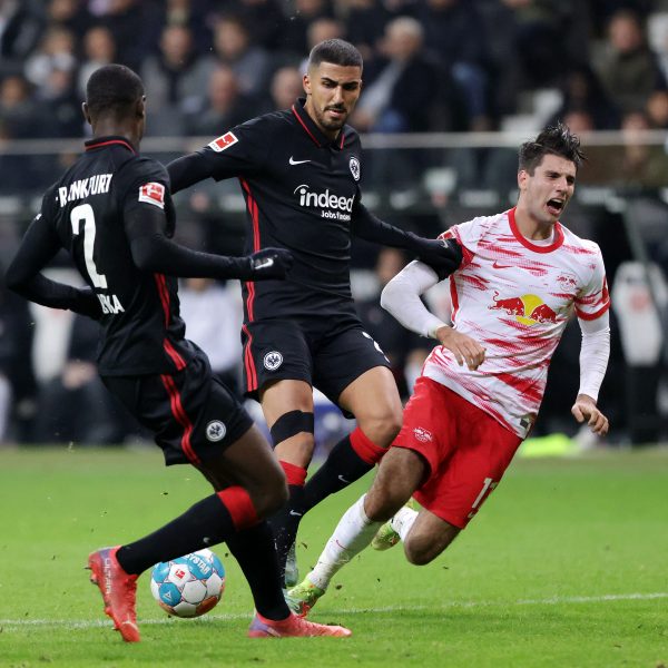  Aymen Barkok (Mitte) war gegen Leipzig noch einer der besten Frankfurter. (Bild: Heiko Rhode)
