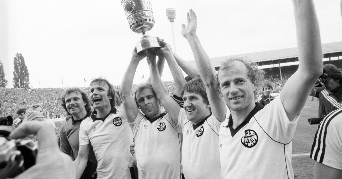  Charly Körbel (2.v.l.) gedenkt seinem ehemaligen Teamkollegen Bernd Nickel. (Foto: IMAGO / Ferdi Hartung)