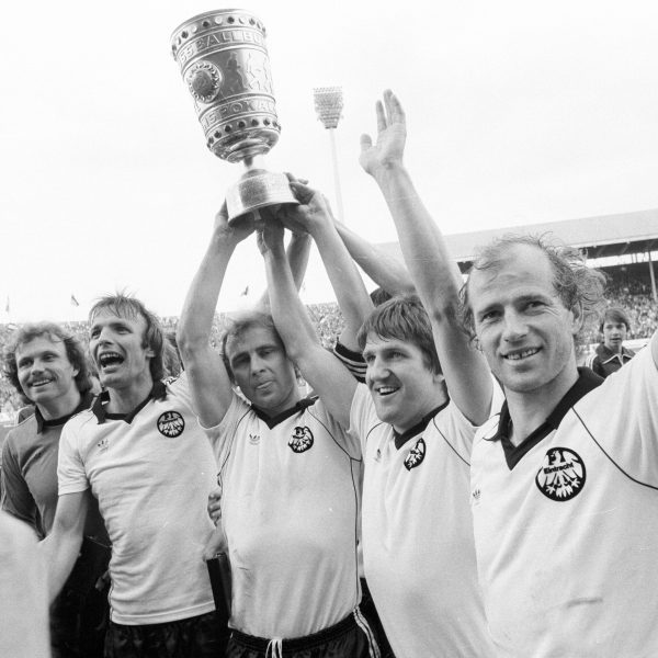  Charly Körbel (2.v.l.) gedenkt seinem ehemaligen Teamkollegen Bernd Nickel. (Foto: IMAGO / Ferdi Hartung)