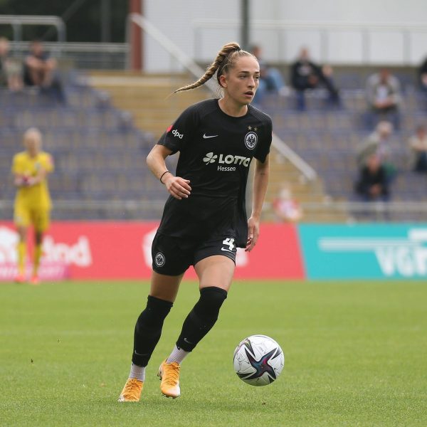  Sophia Kleinherne läuft bei der Eintracht mit der Nummer vier auf. (Bild: IMAGO / Hartenfelser)