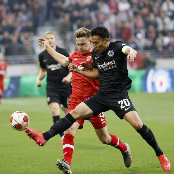  Der japanische Beckenbauer ist zurück - Hasebe machte gegen Antwerpen eine starke Partie (Foto: imago / HMB-Media)