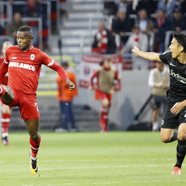  Der japanische Beckenbauer ist zurück - Hasebe machte gegen Antwerpen eine starke Partie (Foto: imago / HMB-Media)