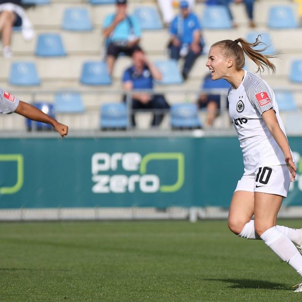  Die Protagonistinnen des 1:0: Vorlagengeberin Shekiera Martinez (links) und Torschützin Laura Freigang. (Bild: IMAGO / Hartenfelser)