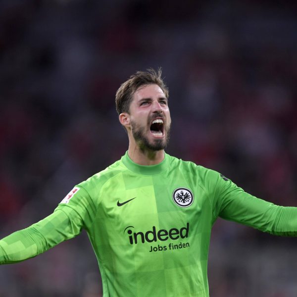  Kevin Trapp nach dem Sieg gegen Bayern, bei dem er die Eintracht mehrfach rettete. (Foto: IMAGO / MIS)