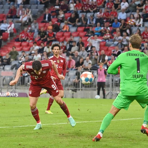  Lewandowski hatte am Sonntagabend gegen Trapp keine Chance. (Bild: IMAGO images / Sven Simon)