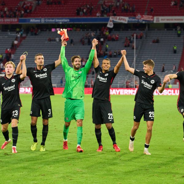  Die Eintacht feiert den ersten Saisonsieg in München ausgiebig mit ihren Fans und genießt den Moment. (Bild: imago images / ActionPictures)