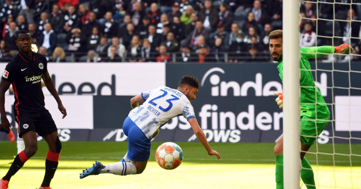  Richter brachte die Hertha in der 7. Minute in Führung. Kevin Trapp kann dem Ball nur noch hinterherschauen. (Bild: IMAGO / Matthias Koch)