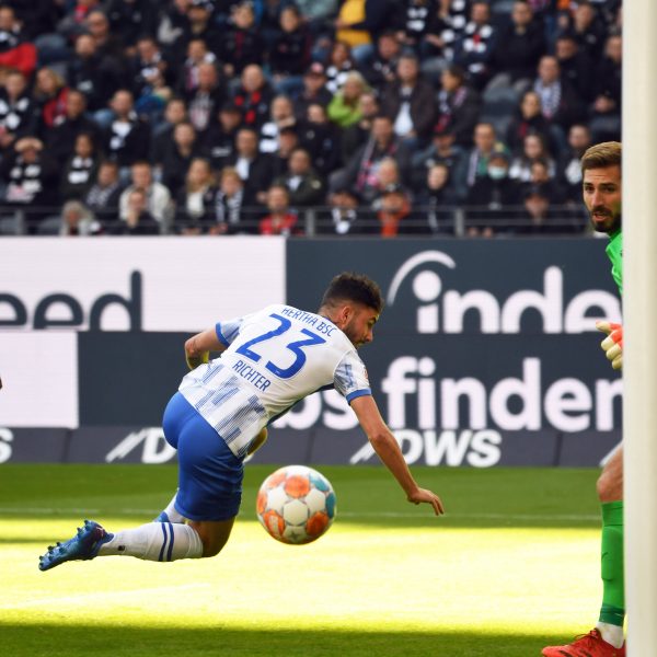  Richter brachte die Hertha in der 7. Minute in Führung. Kevin Trapp kann dem Ball nur noch hinterherschauen. (Bild: IMAGO / Matthias Koch)