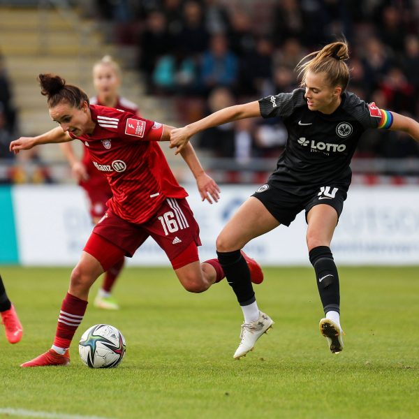  Die beiden Spielführerinnen Lina Magull und Laura Freigang im Zweikampf um den Ball. (Bild: IMAGO / Jan Huebner)