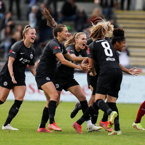  Können es noch nicht richtig fassen: Die SGE-Frauen besiegen den FC Bayern. (Bild: IMAGO / Jan Huebner)