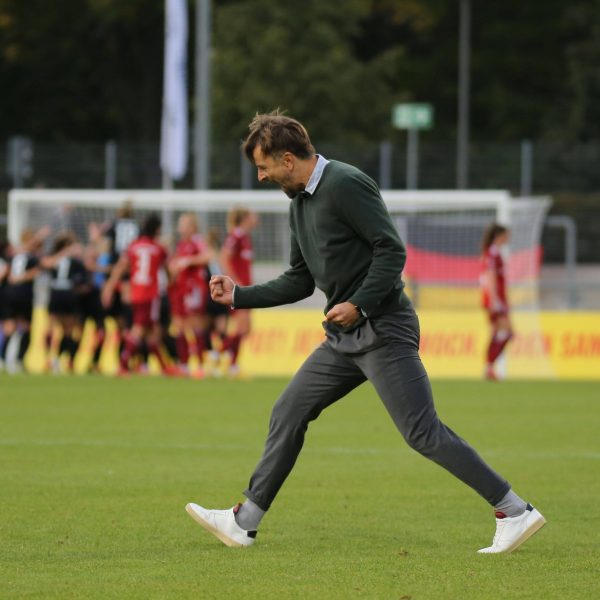  In einem dramatischen Finale die Bayern geschlagen: Niko Arnautis ließ nach dem Schlusspfiff seinen Emotionen freien Lauf. (Bild: IMAGO / Hartenfelser)