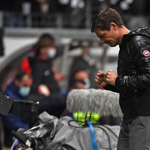  Oliver Glasner war sichtlich erleichtert nach dem Sieg. (Foto: IMAGO / Jan Huebner)