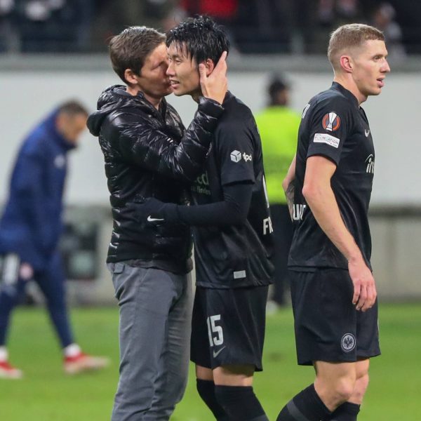  Oliver Glasner (links) ist Fan von Daichi Kamada (Mitte) und lobte den Japaner für dessen Auftritt gegen Piräus. (Bild: IMAGO / osnapix)