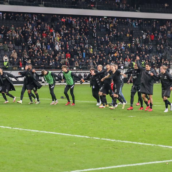  Die Eintracht feiert den Sieg mit ihren Fans. Nach dem schwachen Spiel gegen Berlin war der Auftritt gegen Piräus genau die richtige Antwort. (Bild: imago images / osnapix)