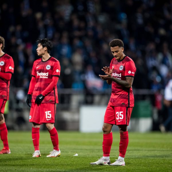  Große Ernüchterung bei den Spielern der Eintracht. Nach dem starken Auftritt gegen Piräus fällt die SGE gegen Bochum wieder in altbekannte Muster. (Bild: imago images / Beautiful Sports)