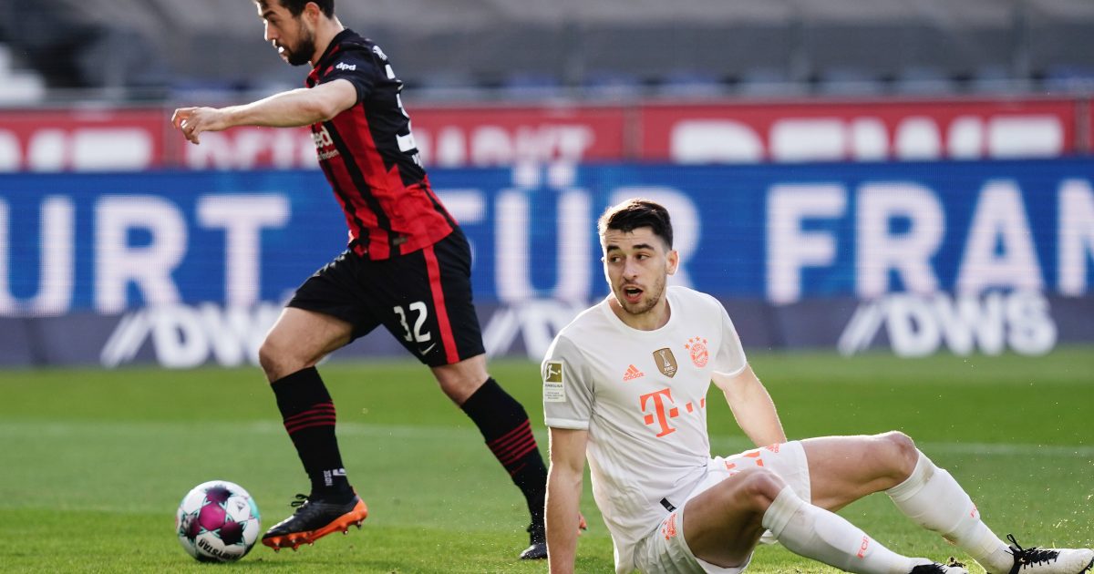 Marc Roca, hier im Duell mit Amin Younes, könnte eine Verstärkung für die Eintracht-Zentrale sein. (Foto: IMAGO / Poolfoto)