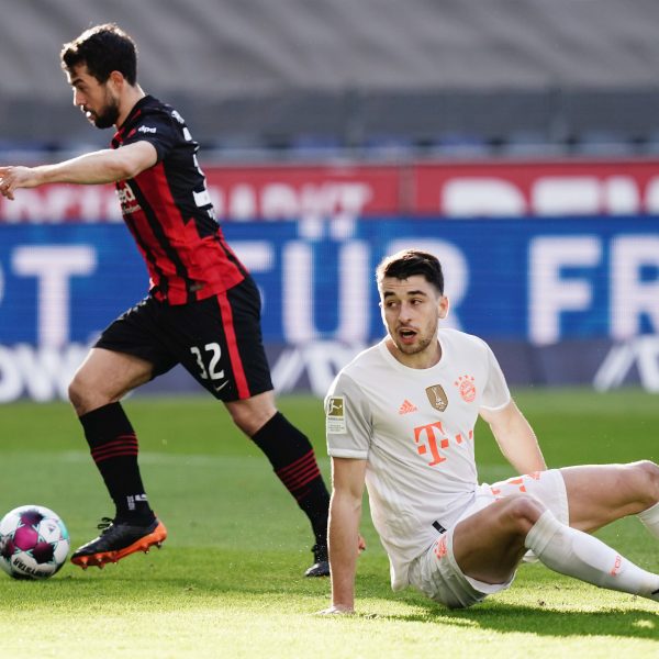  Marc Roca, hier im Duell mit Amin Younes, könnte eine Verstärkung für die Eintracht-Zentrale sein. (Foto: IMAGO / Poolfoto)