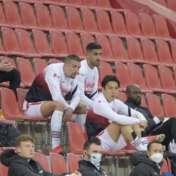  Für Hasebe, Ilsanker, Barkok, Durm und weitere Kollegen könnte die Zeit als Adlerträger bald vorbei sein. (Foto: IMAGO / Sven Simon)