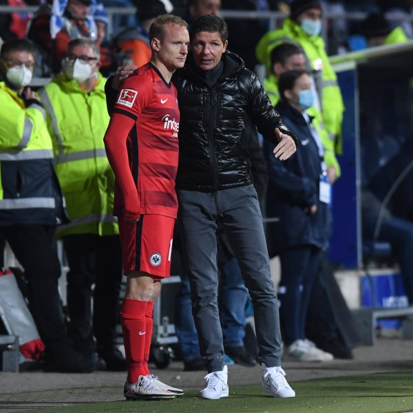  Sebastian Rode und Oliver Glasner sind im engen Austausch, um den Mittelfeldmann wieder hundertprozentig fit zu bekommen. (Foto: IMAGO / Revierfoto)
