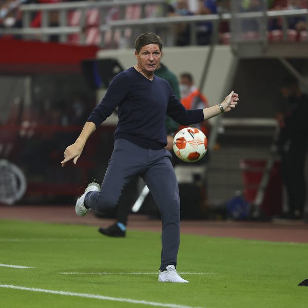  Oliver Glasner nimmt einen Ball volley und kassiert dafür Gelb. (Foto: IMAGO / HMB-Media)