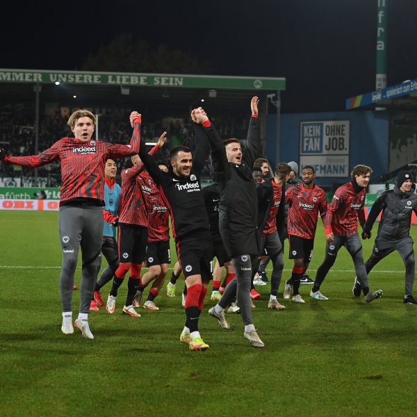  Trotz schwachem Auftritt gelingt der Eintracht der Last-Minute-Sieg. Die Freude und Erleichterung war entsprechend bei allen Beteiligten groß. (Bild: imago images / Sven Simon)