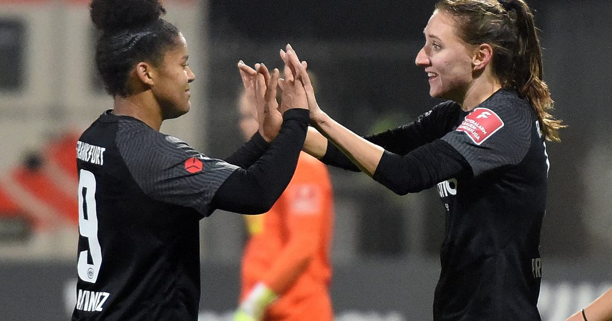  Shekiera Martinez und Lara Prasnikar (v.l.) haben sichtlich Spaß. (Bild: IMAGO / Jan Huebner)