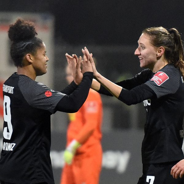  Shekiera Martinez und Lara Prasnikar (v.l.) haben sichtlich Spaß. (Bild: IMAGO / Jan Huebner)