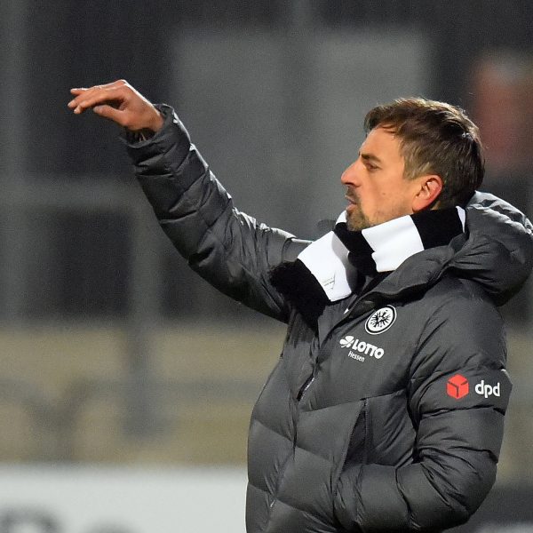  Genießt den Höhenflug der SGE-Frauen: Trainer Niko Arnautis. (Bild: IMAGO / Jan Huebner)